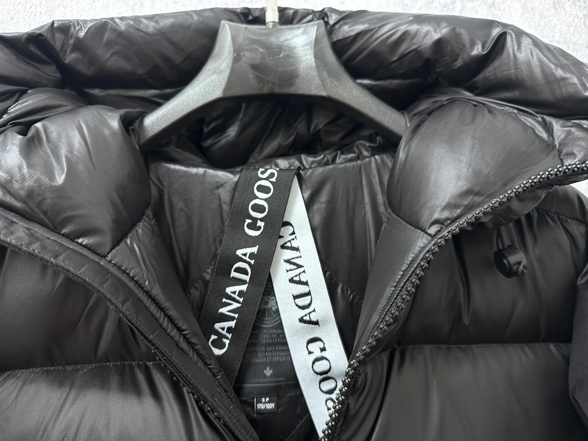 P780 [𝘾𝘼𝙉𝘼𝘿𝘼 𝙂𝙊𝙊𝙎𝙀] Canada Goose's limited new Crofton puff down jacket, top version, ceiling level Crofton soft loaf, 2024 latest style, cold protection effect up to level 4, using recycled Feather-Light tear-resistant fabric, ultra-light, no weight on the upper body at all! The unique black label highlights your temperament‼ ️ Canada Goose, a Canadian brand, has always been recognized as the warmest down jacket. Various Instagram celebrities, Internet celebrities, and celebrities often wear it for street photos. I make Canada Goose every year, but I still can't get rid of my love for it. No matter how cold the days are, there is no need to be afraid, because there is! Filled with 90% white duck down, it is the legendary warmest down jacket and is known as a must-have for Arctic outdoor sports! The most popular down jacket in the world, celebrities are rushing to buy it, it is a must-have!  Size: S~XXL